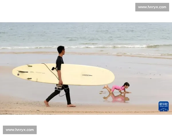 海角小队冲浪挑战:齐思钧暖心护队友 海角小队冲浪挑战:齐思钧暖心护队友